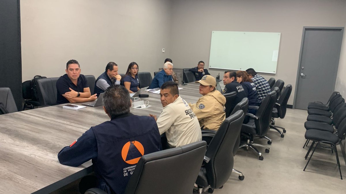 PCIVILQRO's tweet photo. Con el objetivo de fortalecer las acciones de protección y salvaguarda de la población, participamos en una reunión con autoridades estatales y municipales para evaluar y reforzar los esquemas de atención ante los próximos eventos y el periodo vacacional. https://t.co/MI4ySqWrG2