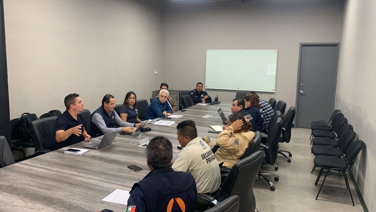 Con el objetivo de fortalecer las acciones de protección y salvaguarda de la población, participamos en una reunión con autoridades estatales y municipales para evaluar y reforzar los esquemas de atención ante los próximos eventos y el periodo vacacional.