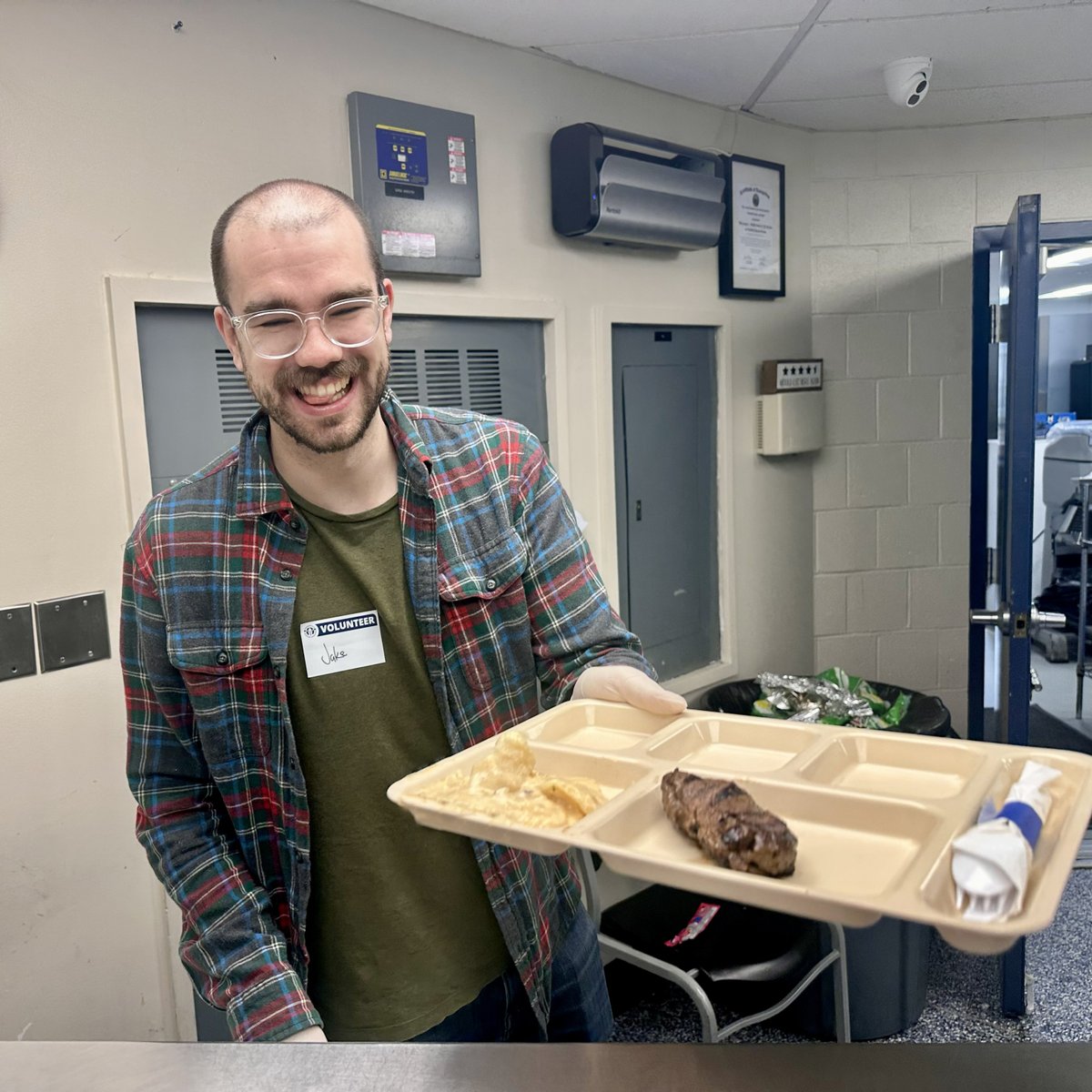 FRM_mission's tweet image. 🌟Jake &amp;amp; PJ from High Gear brought their incredible warmth and kindness while serving lunch to our community today! 🍽️

#FrederickMD #FrederickMaryland #FrederickCounty #FrederickCommunity