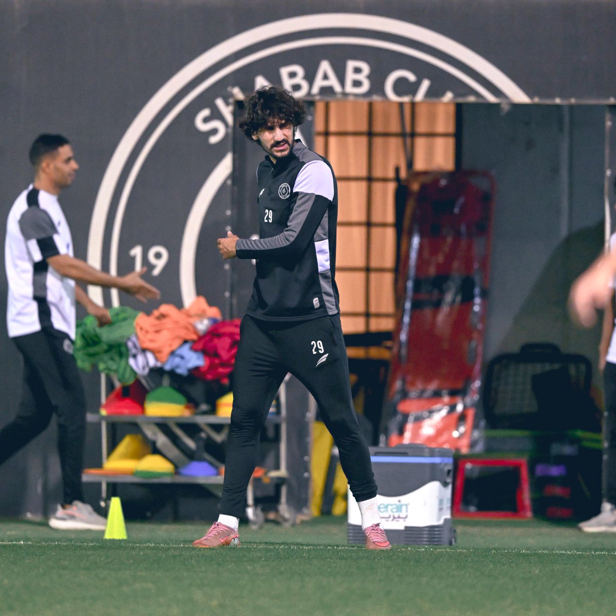 🚨🚨🚨🚨🚨🚨🚨

🏋️‍♂️ عودة التدريبات في
نادي الشباب السعودي 🤍🔥

👀 حضور نجوم الفريق:

🇧🇪 يانيك كاراسكو
🇮🇹 ياسين عدلي
🛡️ علي البليهي
💪 علي مكي

🔥 جاهزية عالية… وتركيز كبير قبل العودة للمنافسات

🤍🤍🤍🤍🤍🤍🤍
🔥🔥🔥🔥🔥🔥🔥

#الشباب
#يلا_شباب
#دوري_روشن ⚽🔥