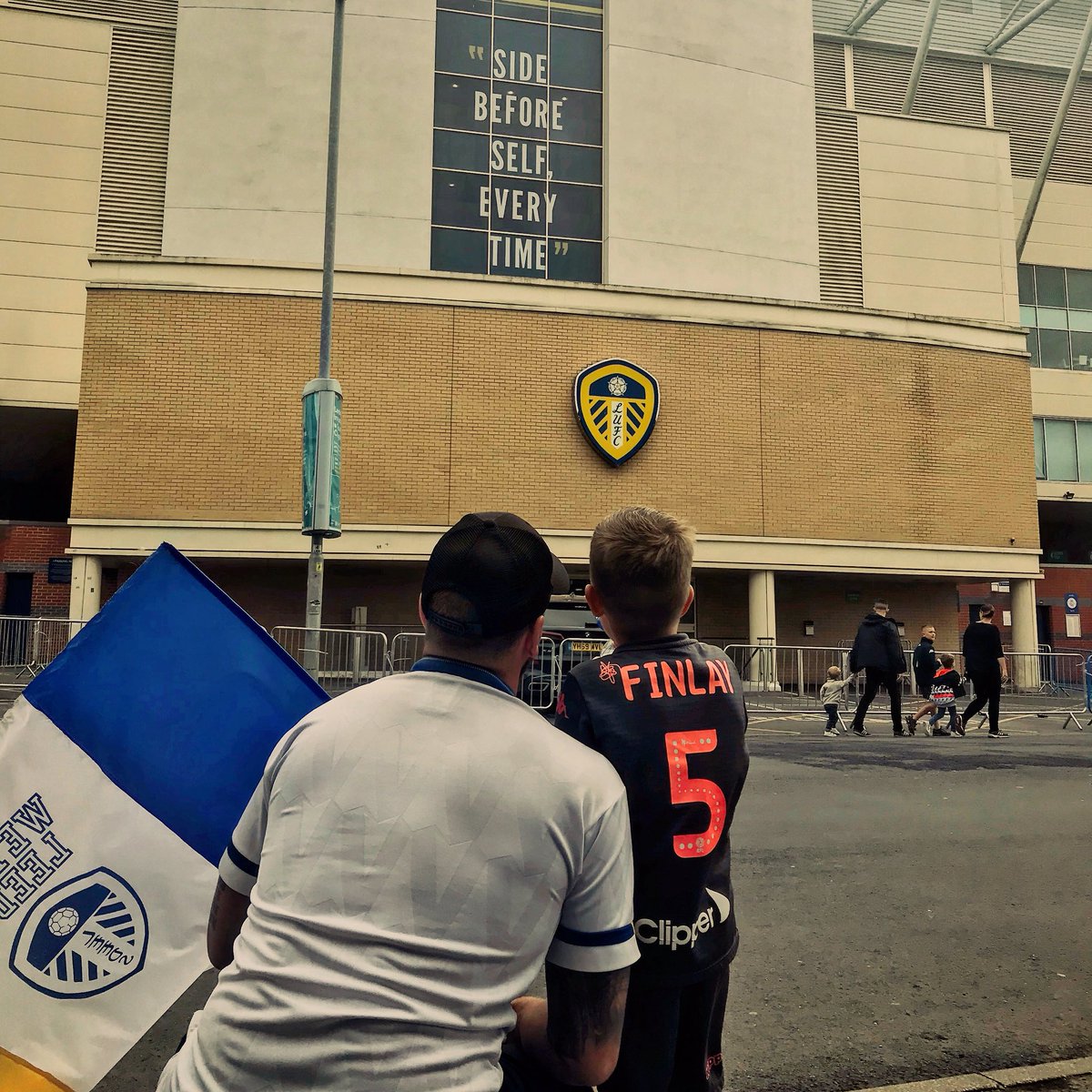 Charlie3983's tweet photo. @UruguayFootENG @FollowMeAndLUFC @TheSquareBall @LUFCes @LUFCMOTcom @LUFCHistory Gracias Marcelo https://t.co/f0iQ9FTdbH