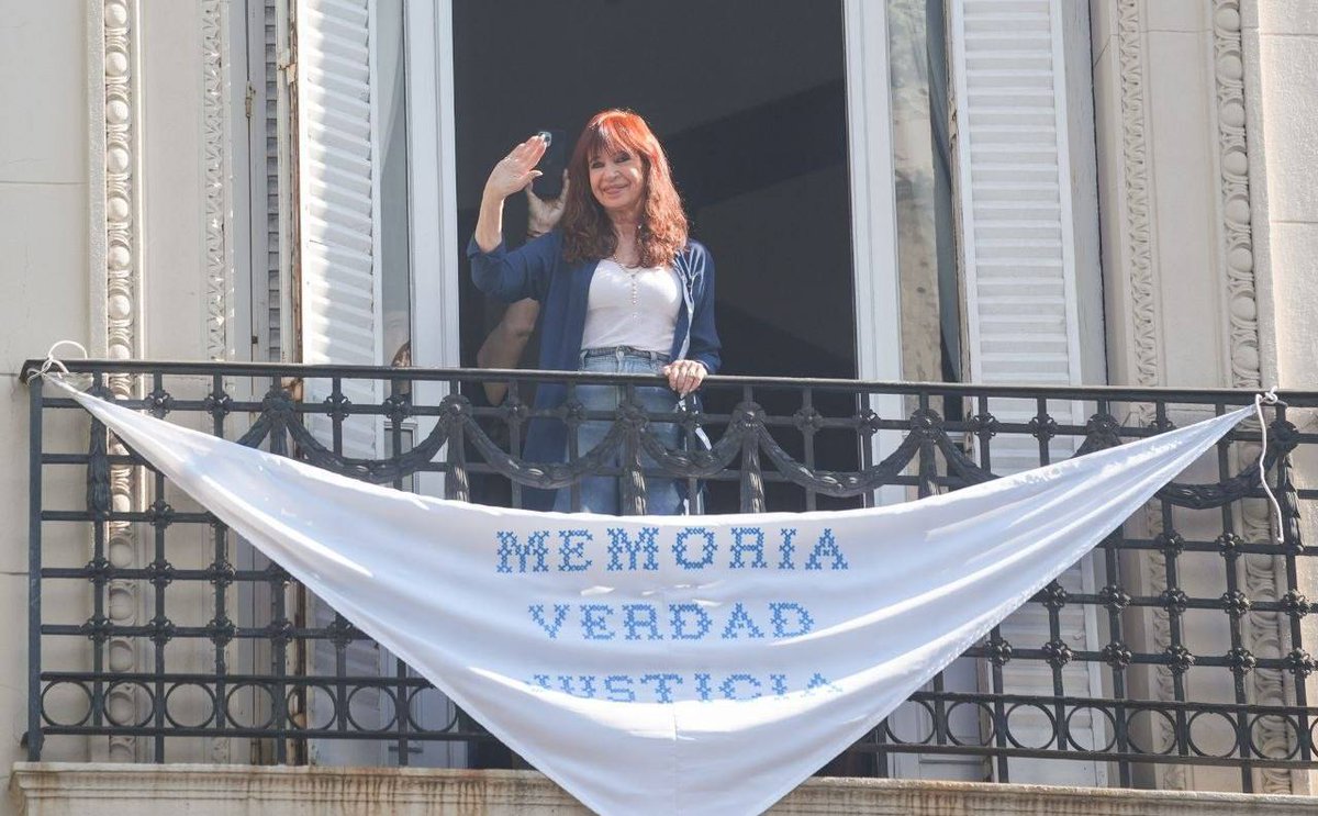 AMOR CON AMOR SE PAGA 🤍

Este año la marcha desde la Ex ESMA hasta Plaza de Mayo tuvo una parada obligada en San José 1111, donde la mafia judicial tiene secuestrada a Cristina, como prueba de la democracia de baja intensidad en la que hoy nos encontramos.