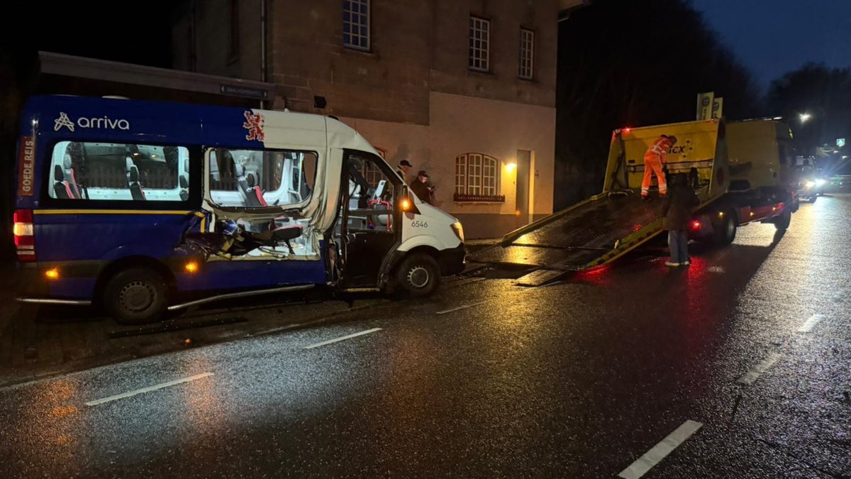 Sleepwagen botst op Arriva-busje