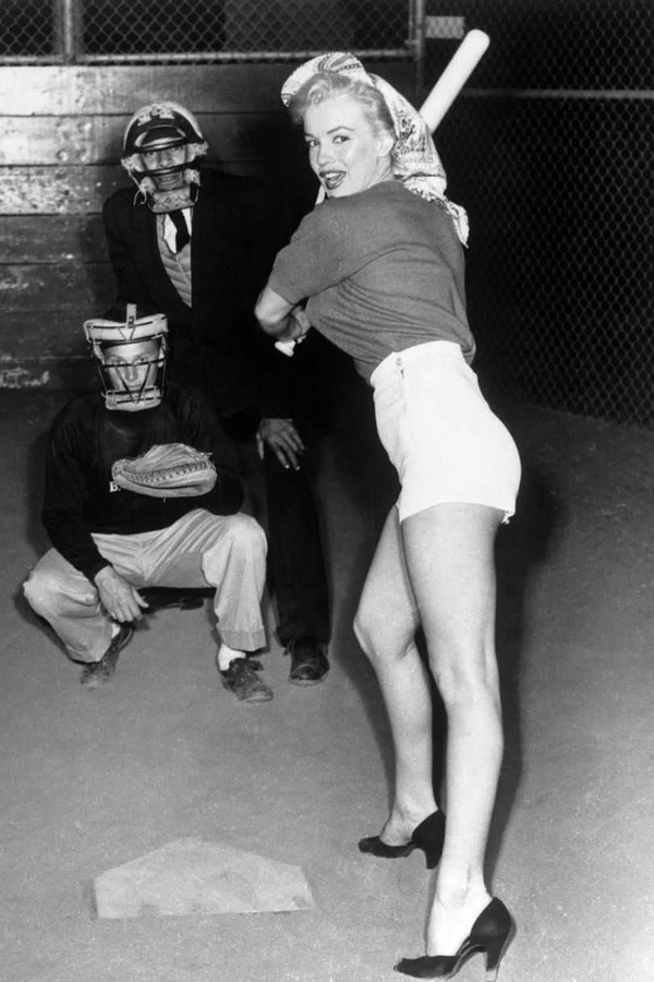 BBGreatMoments's tweet photo. Marilyn Monroe prepares to swing during a 20th Century Fox Studio baseball league game. https://t.co/gDbRU8fiIH
