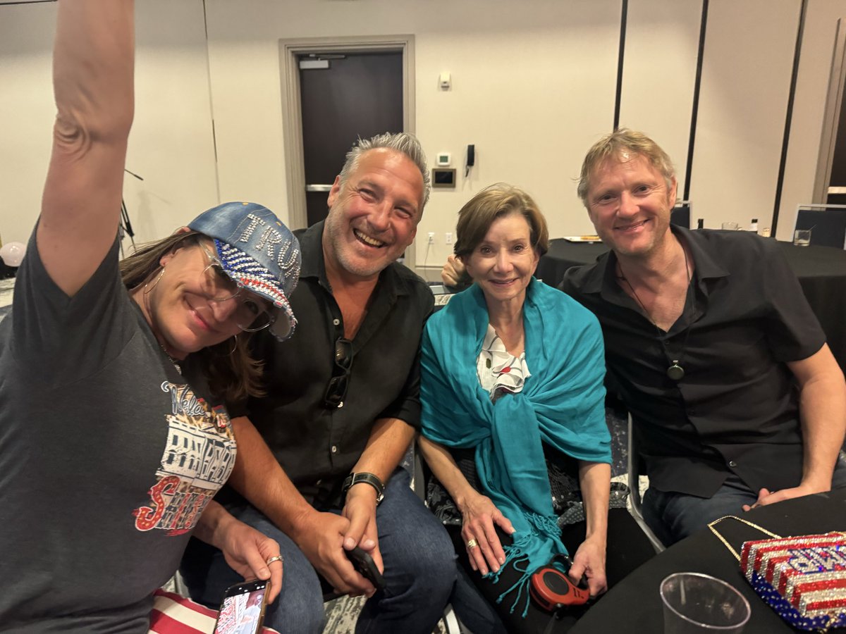 TruthStreamSh0w's tweet photo. Such an amazing weekend with our friends at #threadfest including the one and only Dr Jan Halper-Hayes @Biz_Shrink and our dear friend/photographer Amy Mayer. Thank you all for saying hello and the beautiful conversations. Nothing but love ❤️ https://t.co/Iyqne7Vfl2