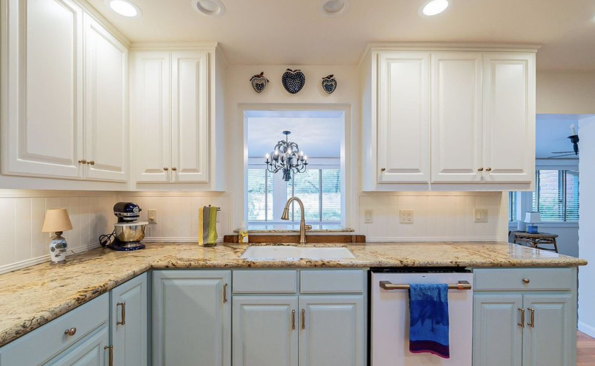 angaugustine1's tweet image. KITCHEN TRANSFORMATION 🔨 granny chic → modern minimalist. took out a wall, added an open concept dream with a black island + gold accents + natural wood. completely obsessed with how this turned out. 🔥
amazon.com/shop/angjeanau…
#KitchenRemodel #BeforeAndAfter #OpenConcept