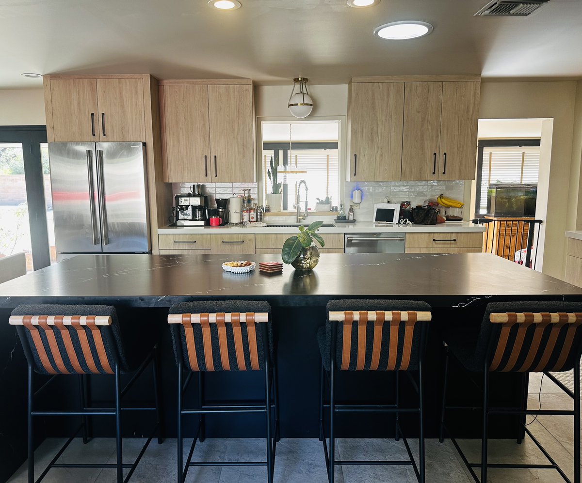 angaugustine1's tweet image. KITCHEN TRANSFORMATION 🔨 granny chic → modern minimalist. took out a wall, added an open concept dream with a black island + gold accents + natural wood. completely obsessed with how this turned out. 🔥
amazon.com/shop/angjeanau…
#KitchenRemodel #BeforeAndAfter #OpenConcept