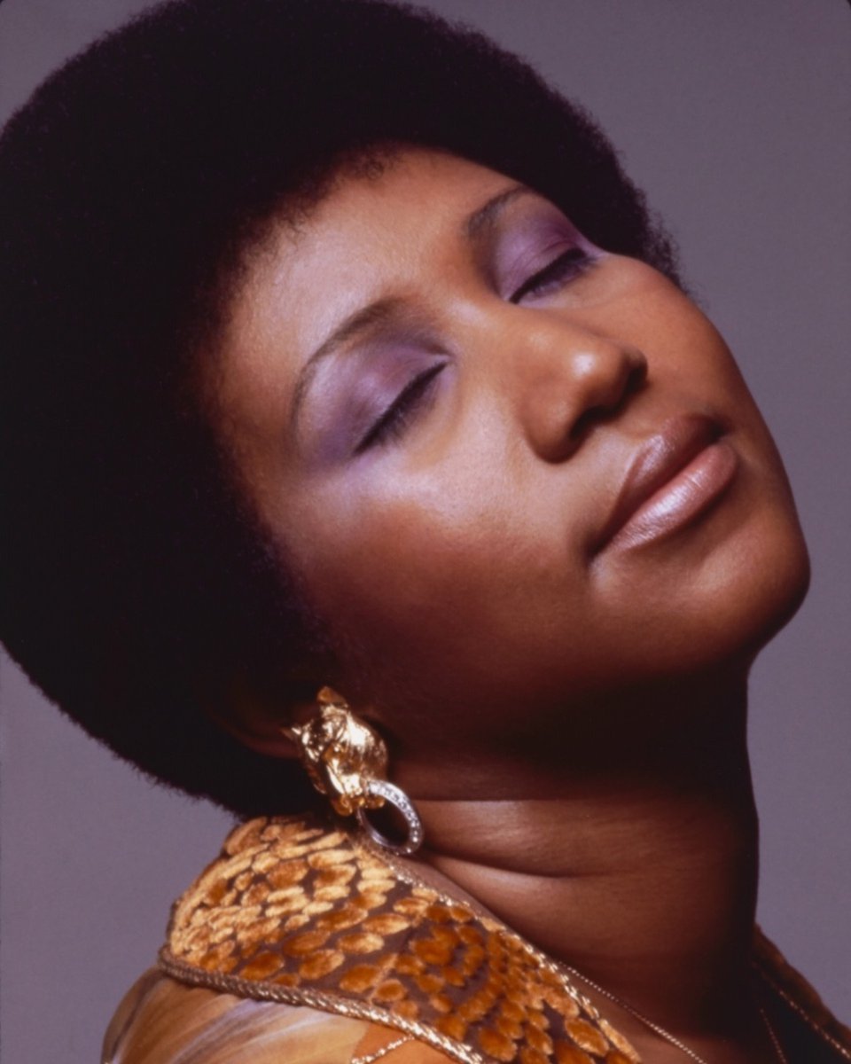 smithsoniannpg's tweet photo. Aretha Franklin was born #OnThisDay in 1942 in Memphis, Tennessee. Franklin became the "Queen of Soul" by merging a background in gospel with influences from jazz, rhythm and blues, and pop music. #WomensHistoryMonth

📸: https://t.co/viNKJf1GeE 
(detail) © Anthony Barboza https://t.co/e5sbFZyW1k