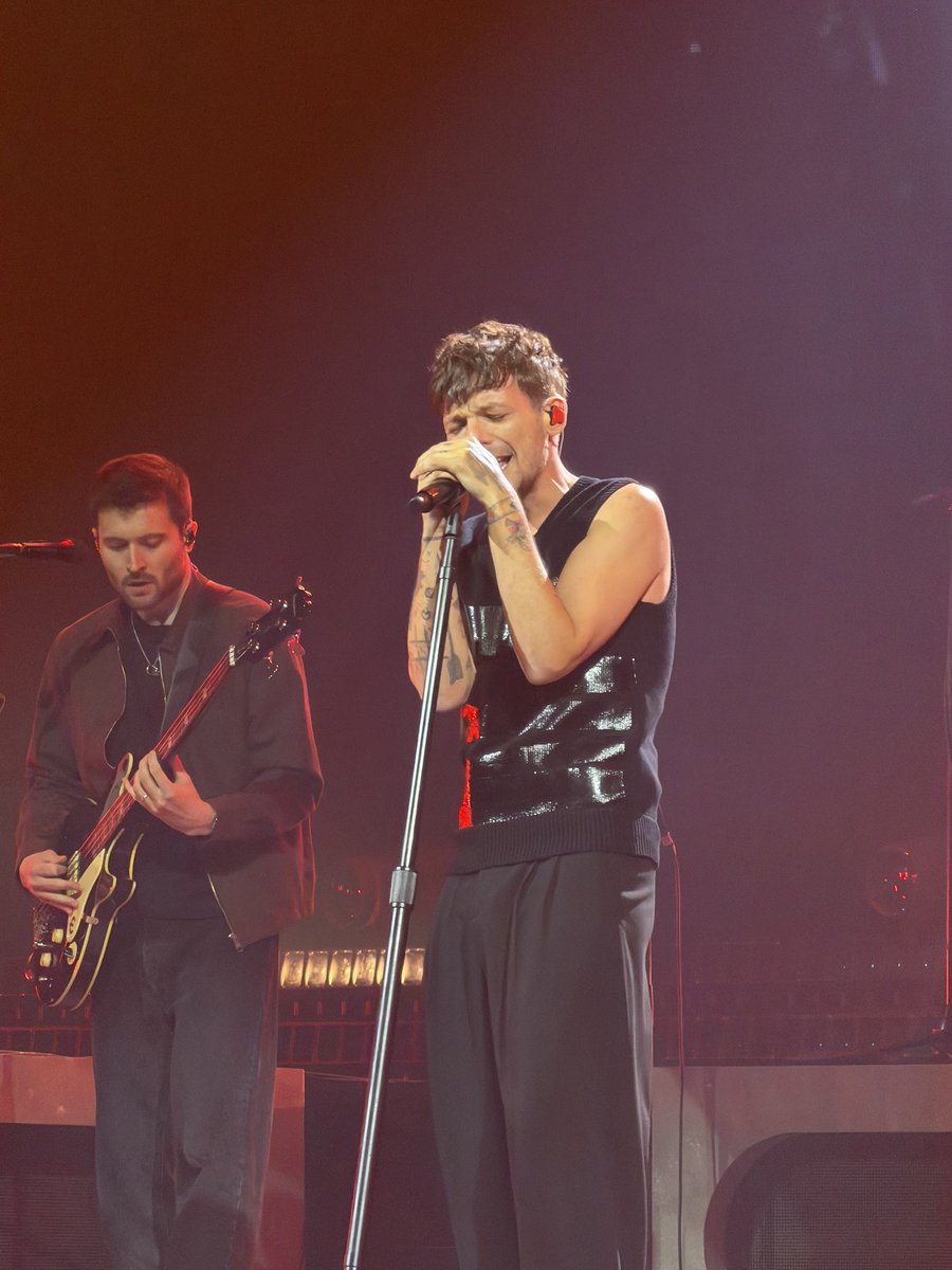 Louis Tomlinson Liv໑ 🍋🏰🎭 tweet media