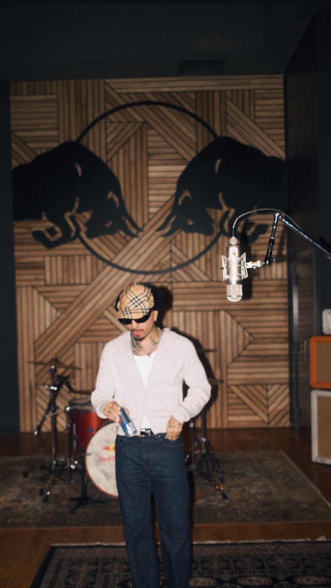 _labandolera_'s tweet photo. Rauw x Red Bull. 🐂💙🪽 https://t.co/GPIcq2WAJw