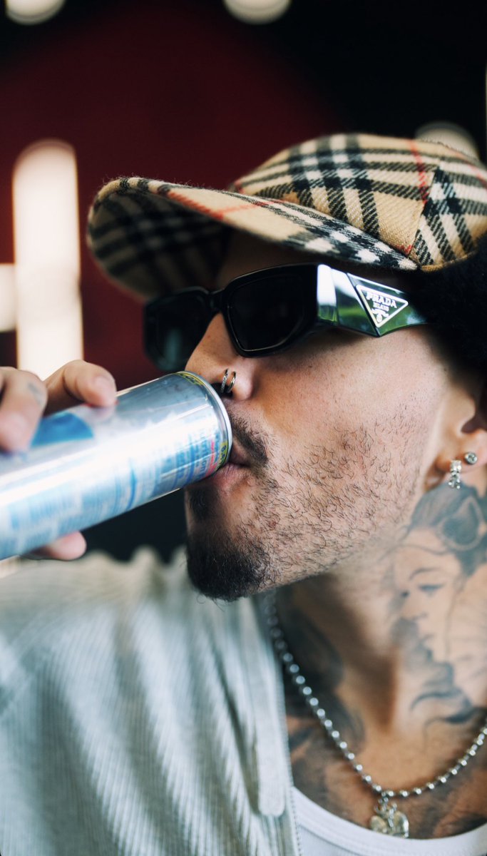 _labandolera_'s tweet photo. Rauw x Red Bull. 🐂💙🪽 https://t.co/GPIcq2WAJw