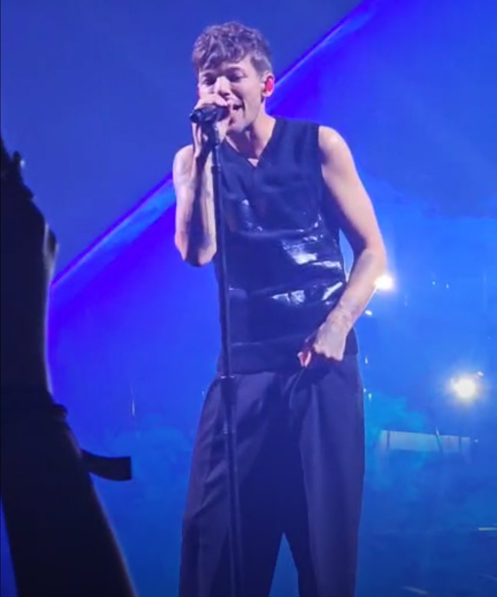 ariana ❀ tweet media