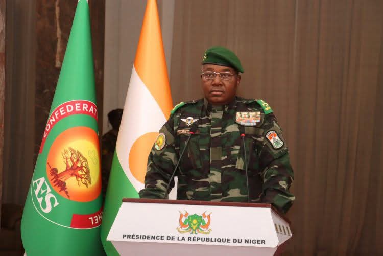 rafayaporgo's tweet photo. #AES État du Niger 🇳🇪
#AES_3D🇧🇫🇲🇱🇳🇪
Défense- Diplomatie- Développement 

#Pilier_Défense 
🛑《 Nous avons réussi à stabiliser la situation sécuritaire.. Nos vaillantes FDS ont bien le contrôle de la situation sur le terrain, en dépit des attaques subies par notre pays ces dernières semaines et la guerre informationnelle que nous mènent nos ennemis. 》

Extrait du message à la Nation du Général d'Armée Abdourahamane Tiani 🫡, à l'occasion de la commémoration de l'an 1 de la Refondation Nationale.
