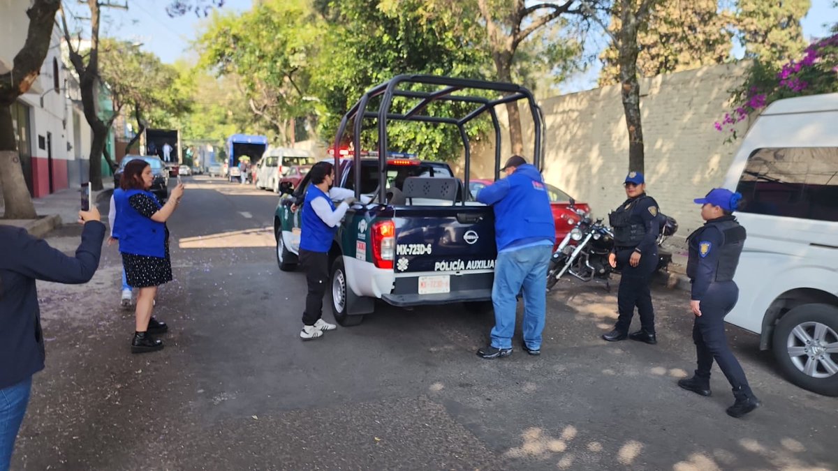 BlindarMH's tweet photo. Hoy, el personal de #BlindarMH🛡️ en conjunto con @MHGOByJ y la Policía Auxiliar de la @AlcaldiaMHmx, liberaron la vía pública con la recolección de enseres en la colonia 16 de Septiembre del sector Tacubaya.
#CSCMH
@mauriciotabe
@GomezZalce https://t.co/sT0MCwLKB2