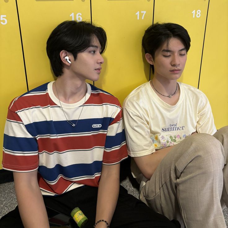 jihoon_lv's tweet photo. #chokunAston #PahnFond au
Chokun y Pahn son mejores amigos.
Se gustan en secreto y cuándo Chokun decide confesarse… 
Los nervios lo traicionan y termina declarándose a Aston, el hermano de Pahn
Ella con el corazón roto acepta salir con Fond, quien se le confesó ese mismo día https://t.co/EyTrXZhrYz