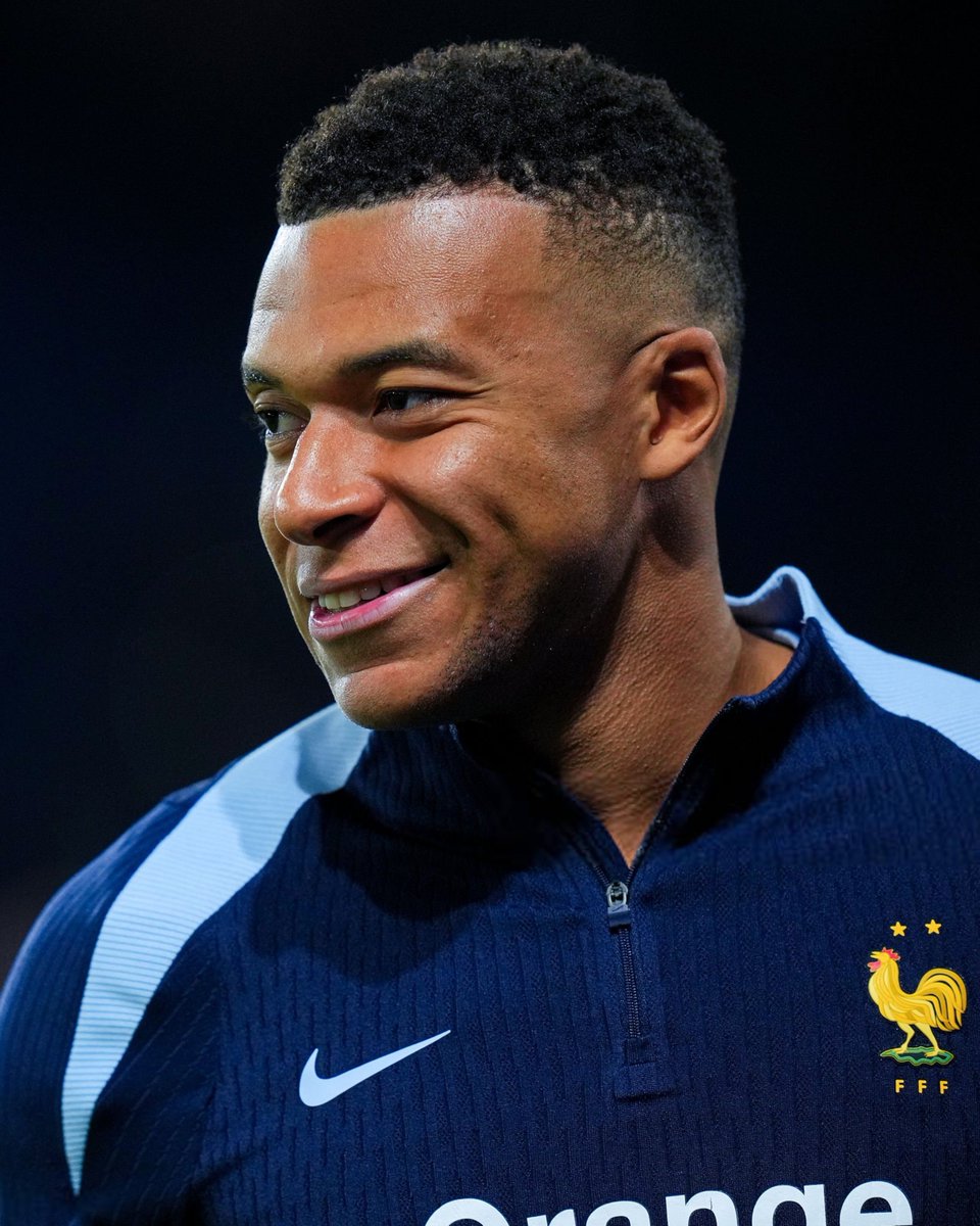 lnstantFoot's tweet photo. 🗣️ 🇫🇷 Kylian Mbappé : « Remporter la coupe du monde comme capitaine ? 𝗖’𝗘𝗦𝗧 𝗧𝗘𝗟𝗟𝗘𝗠𝗘𝗡𝗧 𝗗𝗜𝗙𝗙𝗜𝗖𝗜𝗟𝗘, 𝗧𝗘𝗟𝗟𝗘𝗠𝗘𝗡𝗧 𝗥𝗔𝗥𝗘. 

Il faut vivre l'instant présent, comprendre l'importance des choses et des compétitions. 

Ce serait formidable de gagner, pour moi, les joueurs, les Français, les journalistes. » 🇫🇷😁

( 🎙️ Conférence de presse )
