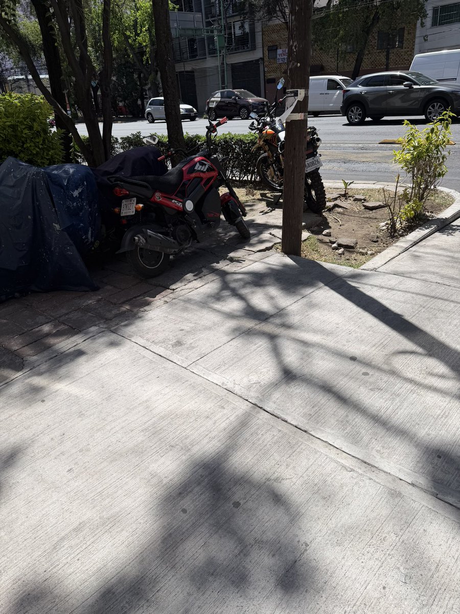 jorch_ivan's tweet photo. @UCS_GCDMX @SSC_CDMX Hola de nuevo @UCS_GCDMX @SSC_CDMX siguiendo mi reporte anterior, ahora tenemos más motocicletas en la vía pública https://t.co/Oxl0QxV9Lz