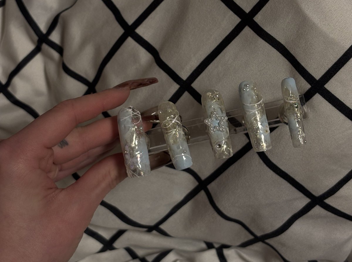 аня кчау tweet media