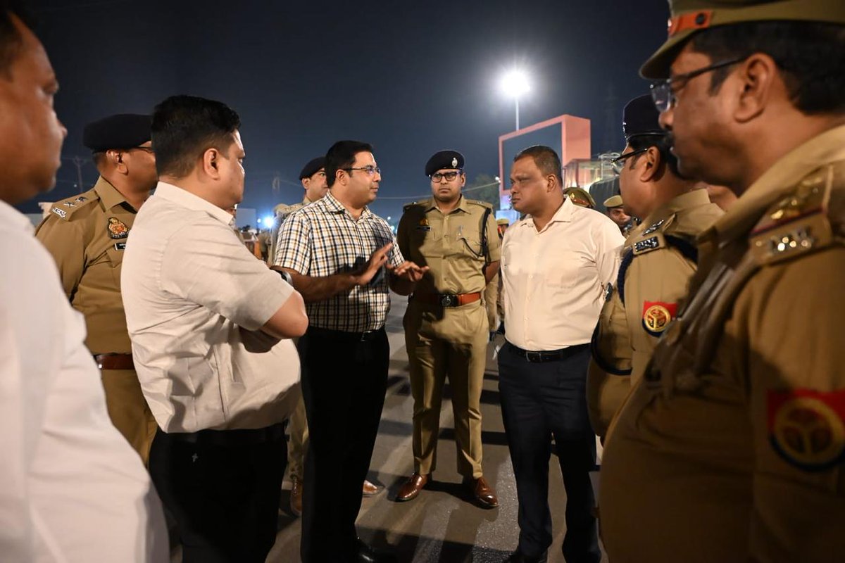 ayodhya_police's tweet photo. रामनवमी त्यौहार के दृष्टिगत आने वाले श्रद्वालुओं की सुरक्षा व सुगम यातायात व्यवस्था हेतु #DIG_RangeAyodhya, #DM_Ayodhya, #SSP_अयोध्या व अन्य अधिकारीगण द्वारा प्रमुख स्थानों का स्थलीय निरीक्षण कर सम्बन्धित को दिये उचित दिशा-निर्देश।
#UPPolice #ayodhyapolice https://t.co/pZNEOzvucW