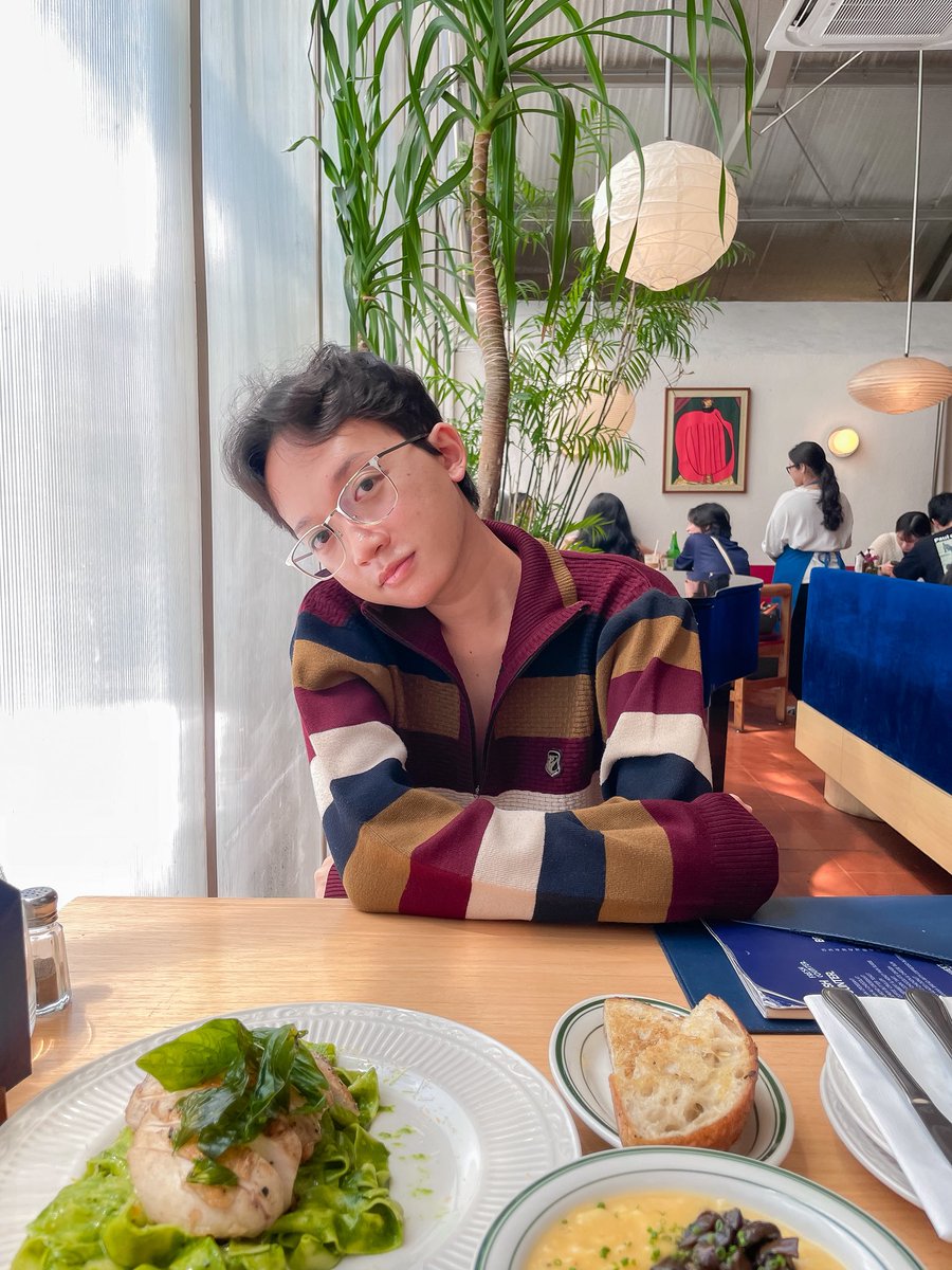 baglowss's tweet photo. [QUEER FRIENDSHIP APPLICATION] 

Name: bagoes
Age: 28
Occupation: stylist 🧶
Zodiac: sags
Height: 163
Hobby: walk, strolling around, and jajan
Fun fact: i'm weak when someone's hugging me https://t.co/KTLomZJMuU
