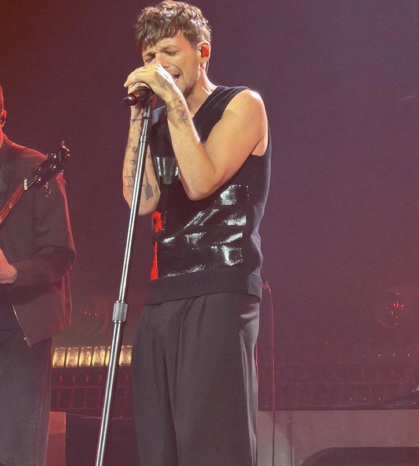 how did mia get here? 💋🪩 tweet media