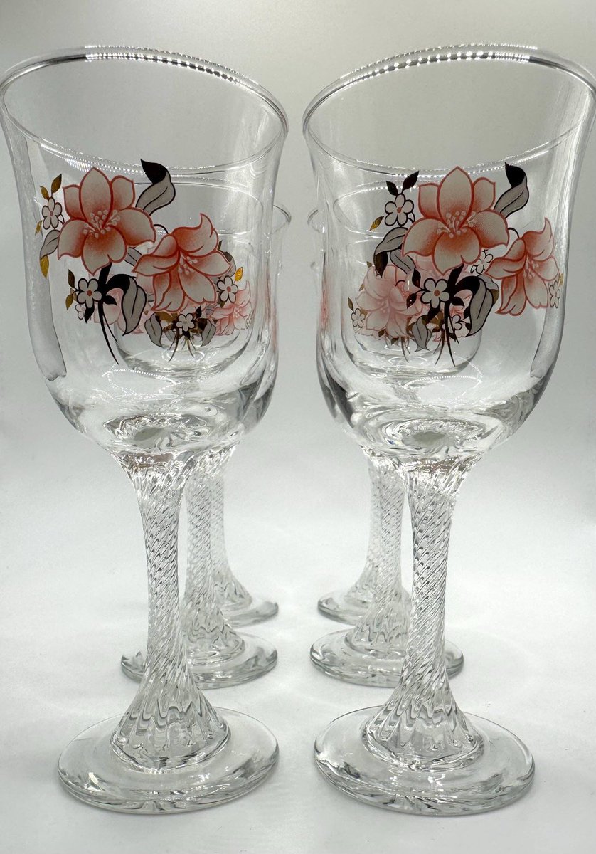 LilfordVintage's tweet photo. #vintageshowandsell these glasses are so pretty and individual
https://t.co/PBPQFw5bxI
#lilfordvintage #luxury #gift #vintage #retro #barware #wineglasses #wineglass #sherry #sherryglass #aperitif #cordialglass #floral #floralglass #twistedstem https://t.co/FyZjYnkdWp
