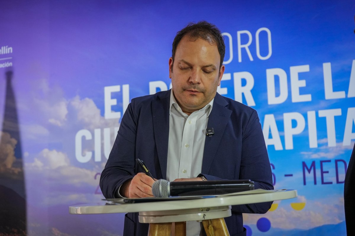 Asocapitales's tweet photo. #EsNoticia | En el marco del Foro #ElPoderDeLasCiudadesCapitales, Asocapitales y el #ProgramaMundialDeAlimentos (PMA) firman un memorando de entendimiento para fortalecer acciones conjuntas en las ciudades capitales del país.

Este acuerdo establece una hoja de ruta para avanzar en temas clave como la inclusión socioeconómica, la seguridad alimentaria y el fortalecimiento de capacidades institucionales en los territorios.

La alianza permitirá articular esfuerzos técnicos y operativos para impulsar iniciativas orientadas a la empleabilidad, el emprendimiento y la resiliencia de poblaciones vulnerables, especialmente en contextos urbanos marcados por dinámicas migratorias e informalidad. También contempla espacios de formación, intercambio de buenas prácticas y el desarrollo de proyectos piloto que puedan escalar soluciones efectivas desde las ciudades capitales.

#Asocapitales #CiudadesCapitales