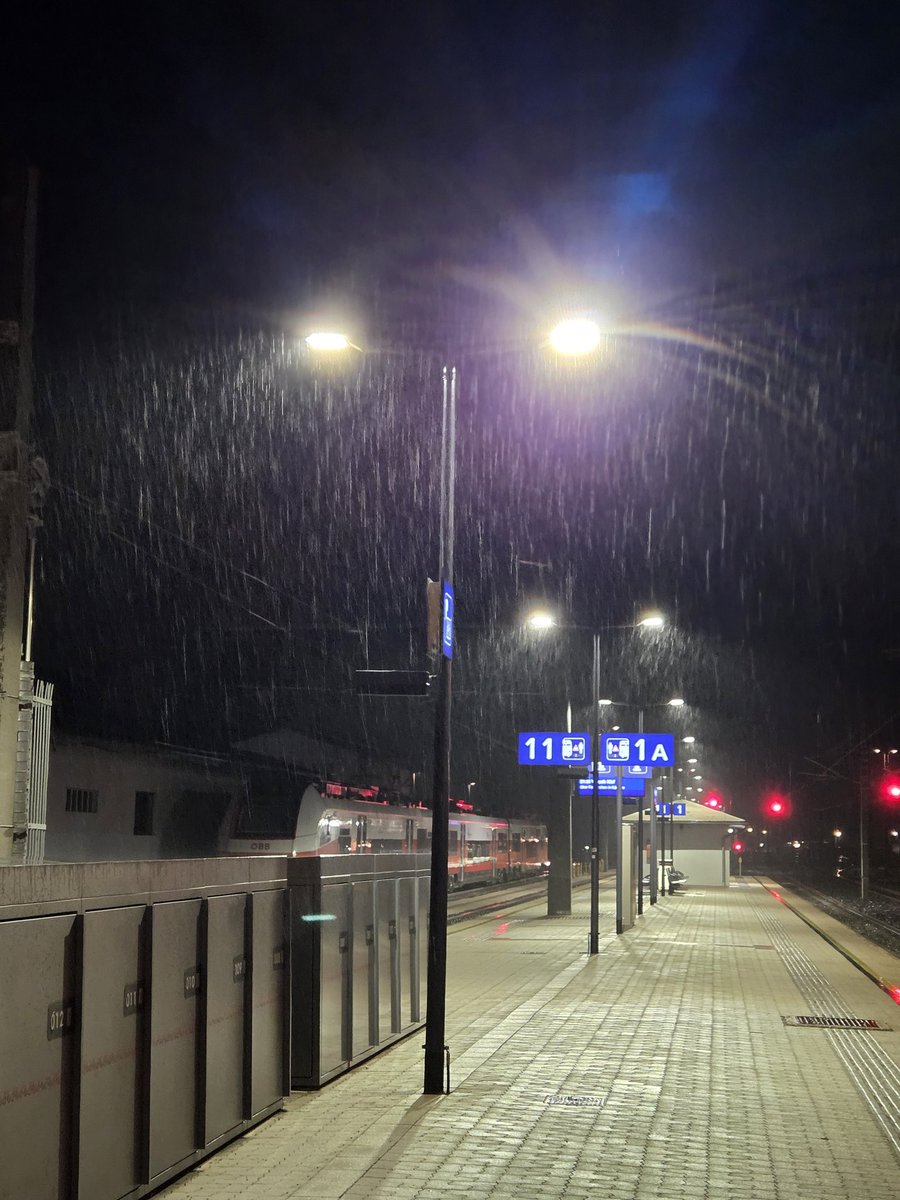 karntna_bua's tweet photo. unzumutbar @unsereOEBB bei sturm und regen wie jetzt! der nicht überdachte bahnsteig 11 in #klagenfurt... hier gehen züge richtung #stveitglan nach #friesach, #villach und in die #steiermark ab/an... btw. bahnhofshalle über 100 m entfernt... #wetter #bahn #zug #kärnten #stveit https://t.co/zaldbGybbF