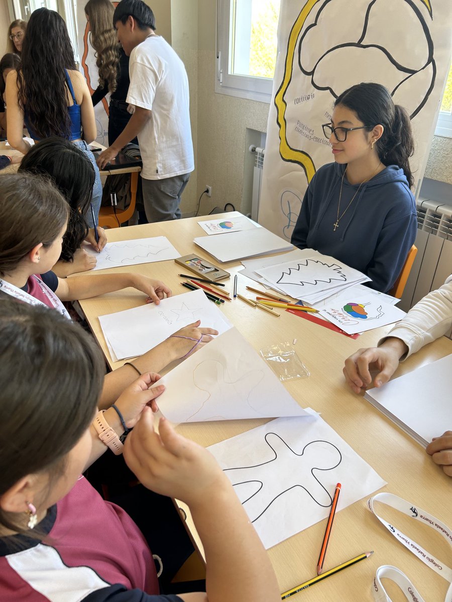 RafaelaYbarraAC's tweet photo. Todos los niveles: celebramos la Semana de la Ciencia con un "Viaje por el Cerebro". Dirigida a alumnos de 4º, 5º y 6º Primaria y desarrollada por alumnos de ESO, 1º y 2º Bachillerato. Aprendemos la estructura y función del cerebro. #colegioconcertadomadrid #colegiorafaelaybarra https://t.co/OvUtOFmYLL