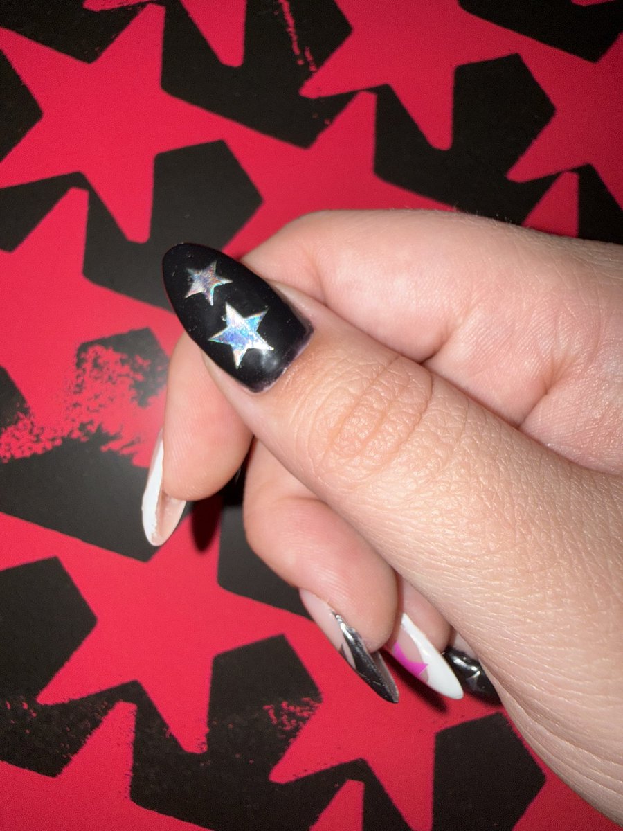 startoverlh's tweet image. nails are ready for tour 🙂‍↕️⭐️

#EASTour #EASWorldTour #5SOS