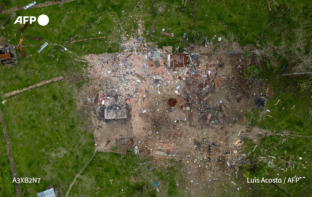 linavaes's tweet photo. "¡Bum!", escuchó José Peña. Un bombardeo ordenado por Ecuador como parte de la guerra antinarco respaldada por EEUU redujo a escombros la parcela de este campesino.  https://t.co/hjuiHikufa
✍@_DavidSalazar_ 
📸@lacostacastro 
🎥@JuanRestrepoCol https://t.co/Lz26iPdJQR