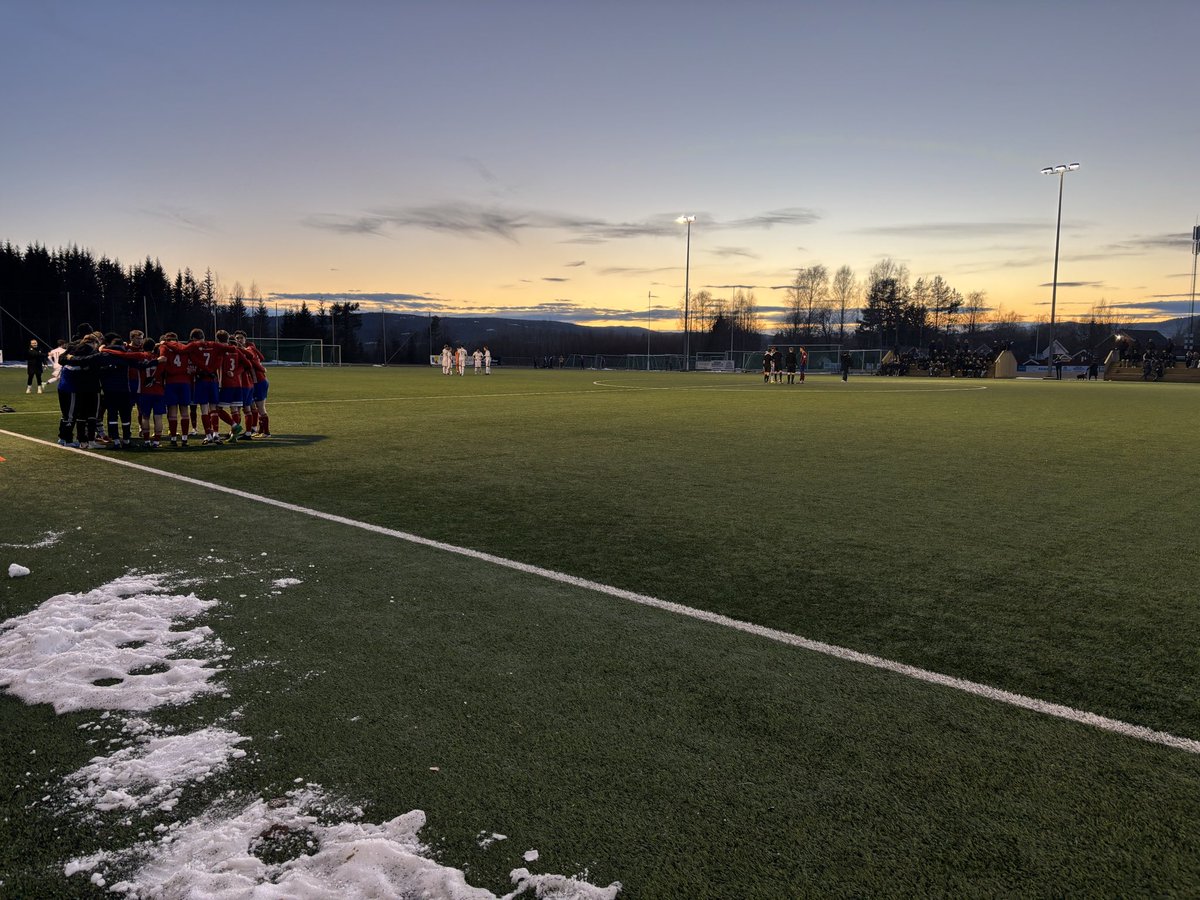 Noto_DS's tweet photo. I dag stod nok en NM-kvalik på menyen, sammen med @SindreRosenlind og @LakiLukPL. @BjerkeIL tok imot @giffotball på Bjerke kunstgress. Fint anlegg og en spennende batalje på banen. 2-2 etter 90 minutter før Gjelleråsen avgjorde på tampen av ekstraomgangene. #groundhopping https://t.co/iF6grLgUH0