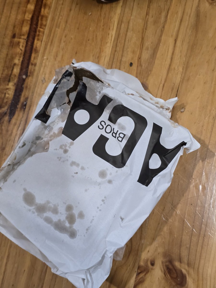 uresobuns's tweet photo. @Uber_Support @UberEats THIS IS HOW MY FOOD WAS DELIVERED BY THE DELIVERY PERSON. YOU CAN EVEN ASK HIM AND IF THAT MAN HAS A BIT OF INTEGRITY IN HIM HE SHOULD ACCEPT HIS MISTAKE. I PAID 60 AUD FOR 3 ITEMS AND THE DELIVERY PERSON JUST SPILLS THE ENTIRE DRINK ON THE FOOD. https://t.co/x7tR5RZeCs