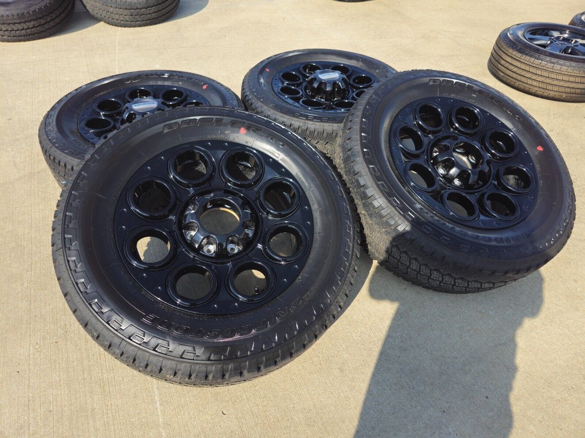 KevinLinds19589's tweet photo. (4) 20" Ford F-250 / F-350 Tremor OEM wheels and tires

-These wheels and tires will make your truck look amazing!
-Tires are 275/65/20 Bridgestone Dueler A/T, new take offs!
-LT 10 ply load range E
-TPMS sensors and lugs not included (we have them in stock if needed) https://t.co/t9QOfycO0X