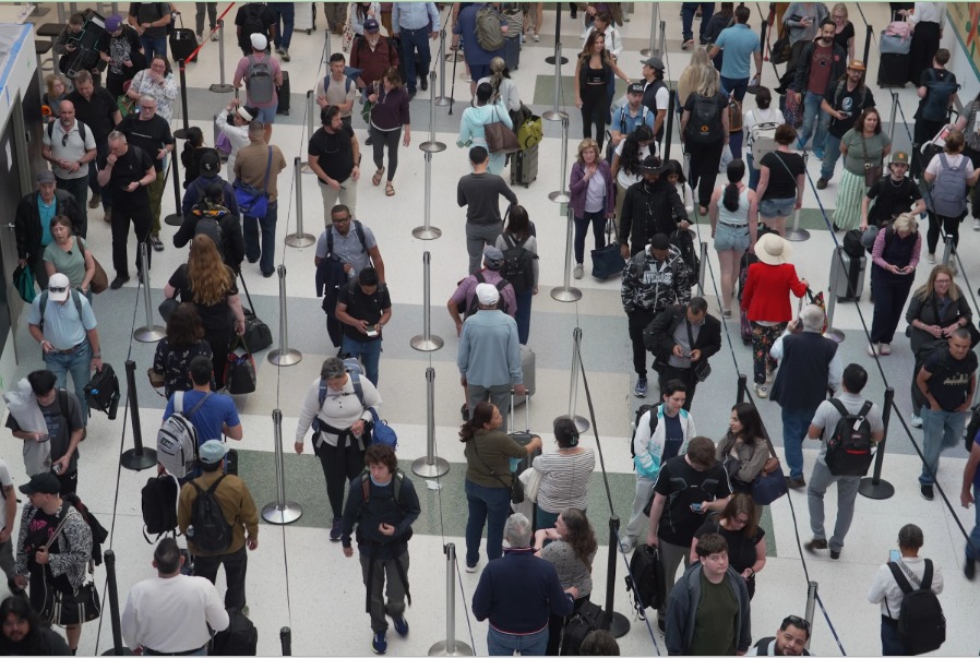 Rev_Embarque's tweet photo. 🚨✈️Caos nos aeroportos dos EUA: shutdown já causa filas de até 6h na segurança.

Sem salários, agentes da TSA pedem demissão ou faltam, afetando o fluxo. Em Atlanta, espera chegou a 6h; em Houston, passa de 4h.

Autoridades recomendam chegar com 4 HORAS de antecedência.⏱️ https://t.co/PZk3Luld2c