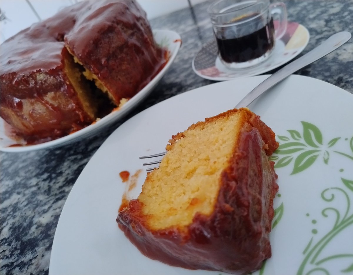 CynoMonokuma's tweet photo. Eu preparei um bolo de fubá cremoso, macio e saboroso, com uma deliciosa cobertura de doce de goiaba ☕ https://t.co/2fCWvvnE6m