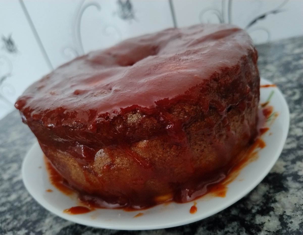 CynoMonokuma's tweet photo. Eu preparei um bolo de fubá cremoso, macio e saboroso, com uma deliciosa cobertura de doce de goiaba ☕ https://t.co/2fCWvvnE6m