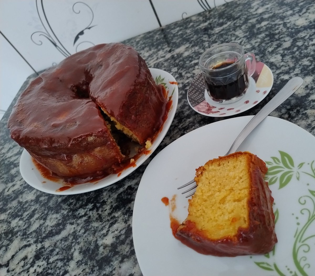 CynoMonokuma's tweet photo. Eu preparei um bolo de fubá cremoso, macio e saboroso, com uma deliciosa cobertura de doce de goiaba ☕ https://t.co/2fCWvvnE6m