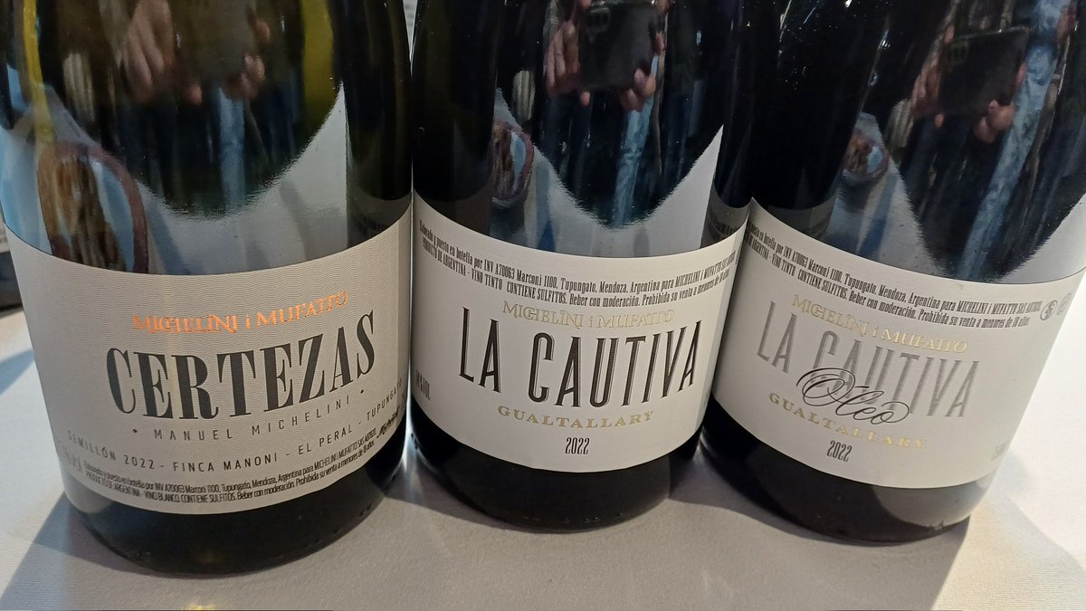 mariocanora's tweet photo. #Semillon y #Malbecs con nivelazo allende los mares 🇦🇷
Olvídense de densidades/taninazos.
Óleo sigue volando alto. https://t.co/4ojSve2wiN
