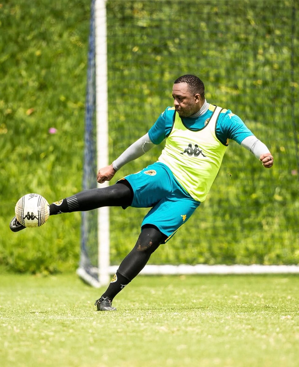 Shu_Bee_'s tweet photo. @KaizerChiefs Khune can give us a season or two! 🤞🏽 https://t.co/jGtEzxDMB4