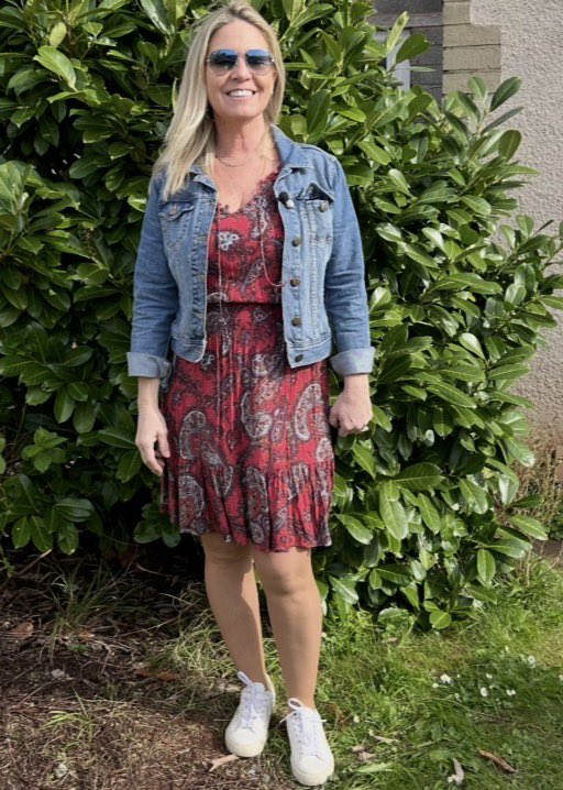 smokeyplaces20's tweet image. Working clothes on today for an afternoon in the garden sorting some jobs 🌿

Cute floral dress, denim jacket, tan tights and trainers 👟

More at foxygeekgirl.com

#GardenDay #CasualStyle #OOTDToday #FloralDress #UKStyle