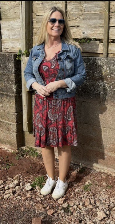 smokeyplaces20's tweet image. Working clothes on today for an afternoon in the garden sorting some jobs 🌿

Cute floral dress, denim jacket, tan tights and trainers 👟

More at foxygeekgirl.com

#GardenDay #CasualStyle #OOTDToday #FloralDress #UKStyle