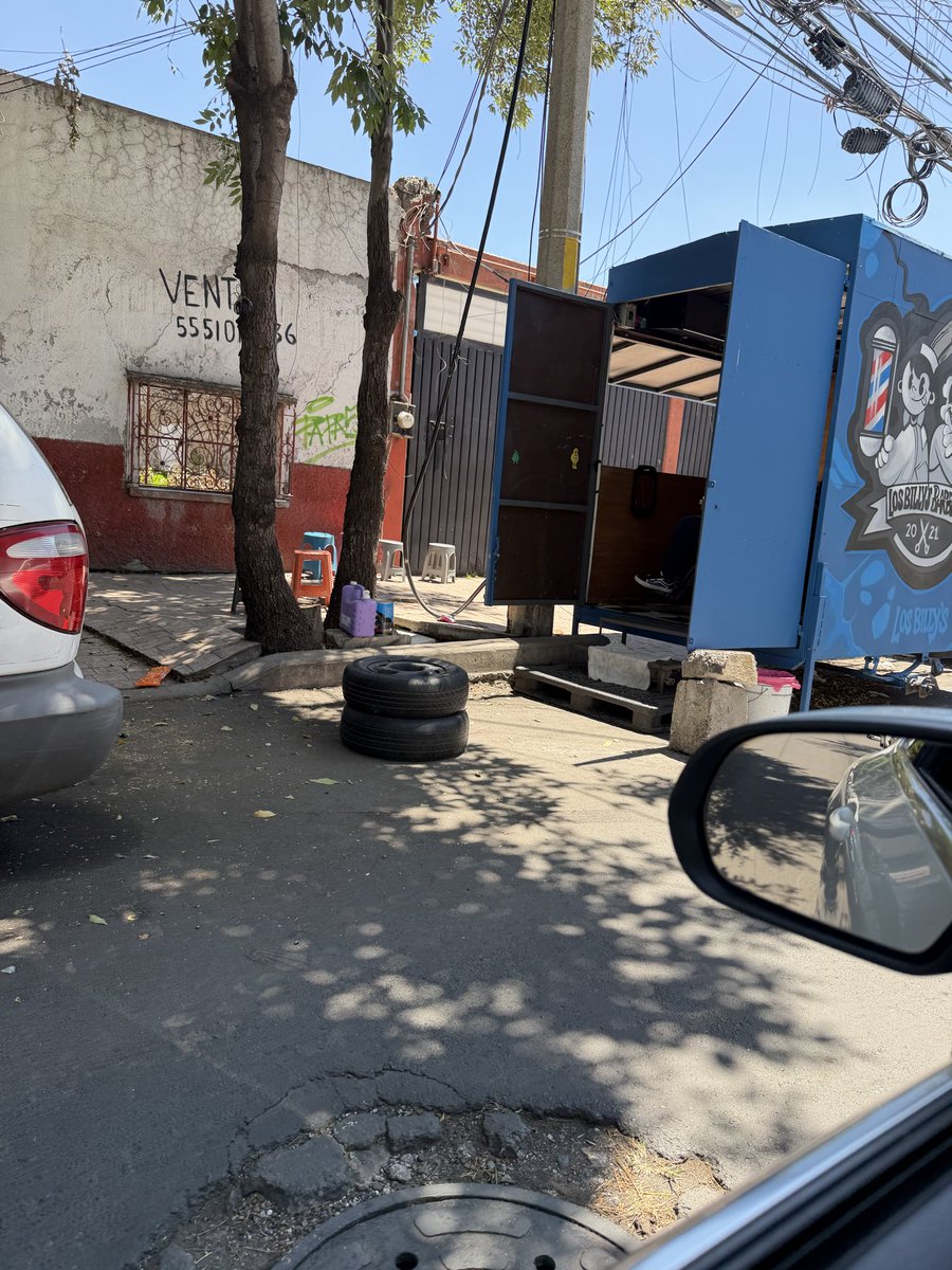 77birdie's tweet photo. @AlcaldiaMHmx @mauriciotabe  Hola en Lago Wenner no podría remover esa peluquería que está en la calle hasta conectándose de CFE. https://t.co/61CkWX9tRQ