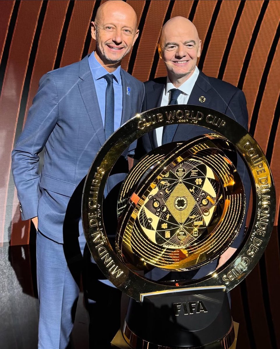 المدرج الأزرق tweet media