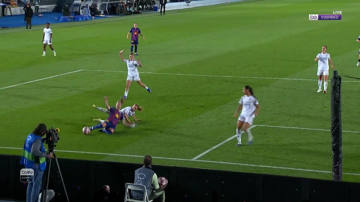 برشلونة يقسو على ريال مدريد ويقترب من بلوغ نصف نهائي دوري أبطال أوروبا للسيدات. أداء مذهل وسيطرة كاملة على المباراة 