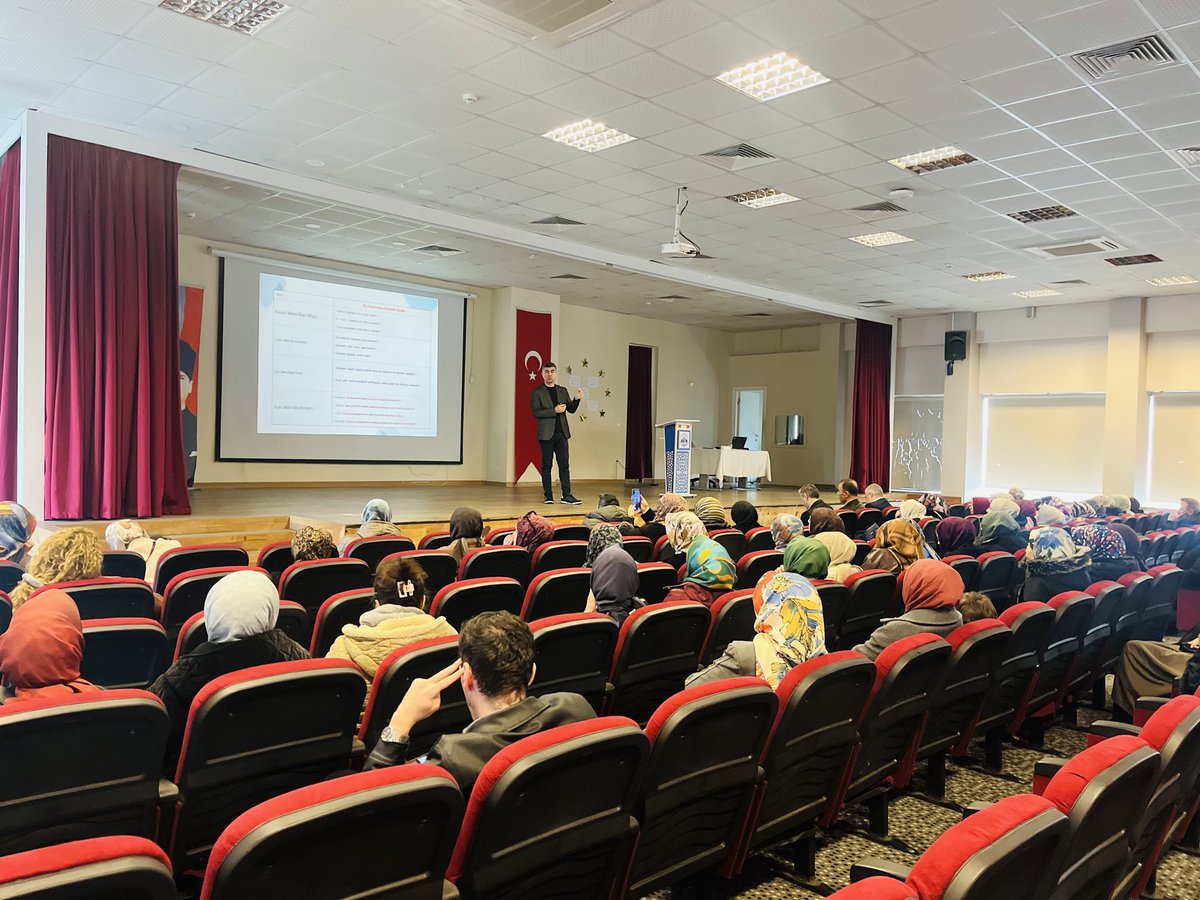CekmekoyMEM's tweet photo. Öğretmen Gelişim Programı (ÖGEP) kapsamında P4C eğitmeni Cüneyt İNCE ile birlikte, değerlerimizi gelecek nesillerimize nasıl daha kalıcı ve daha samimi bir şekilde aktarabileceğimiz üzerine keyifli bir söyleşi gerçekleştirdik✨
Öğüt vermek yerine soru sormanın gücünü,
susmak yerine felsefi bir soruşturmanın nasıl yönetileceğini ve çocuklarımızın zihninde erdemli bir hayatın tohumlarının nasıl atılabileceğini birlikte keşfettiğimiz bu faydalı programın icrasında 
değerli paylaşımları için Sayın Cüneyt İNCE’ye ve katılım sağlayan kıymetli öğretmenlerimize teşekkür ederiz. 💐 
@tcmeb @istanbulilmem @meb_dinogretimi @ist_mem_din @alierkoc @incecuneydd