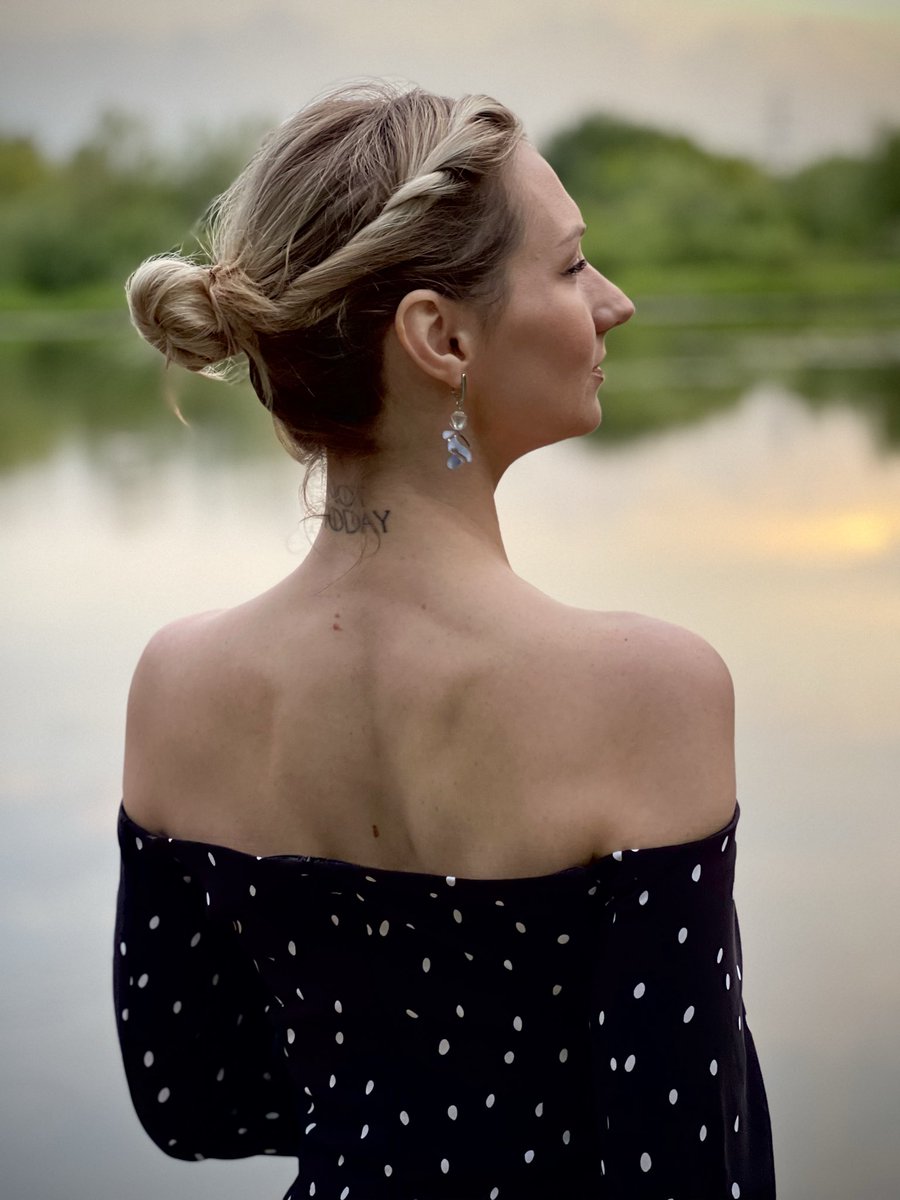 Девушка с кружкой (неудачный закос под Навку) tweet media