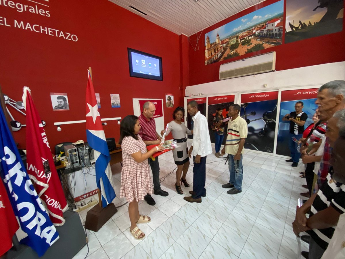 CopextelSantiag's tweet photo. Acto Nacional por el Día del Trabajador Metalúrgico y Electrónico, Trabajadores de  Retomed y la Filial Copextel Santiago de Cuba fueron condecorado con la medalla Florentino Alejo con 20 y 25 años y  por su desempeño en la industria. 
@CCopextel
@GelectCuba
@MindusIndustria https://t.co/m9dd0SsPWF
