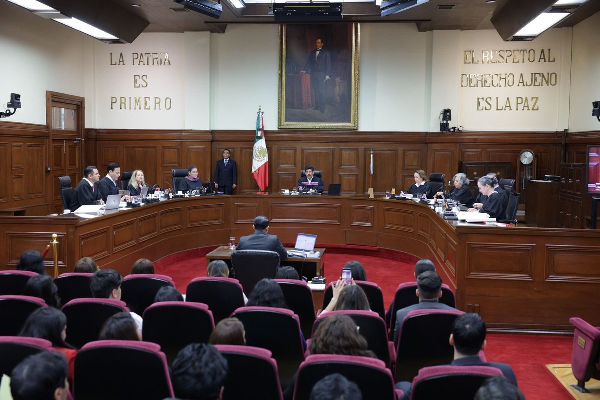 SCJN's tweet photo. 🚨#ÚltimaHora I La #SCJN determina: disputas por inmuebles no pueden poner en riesgo a niñas, niños y mujeres.

👩‍👧‍👦 En el caso concreto, una madre de dos adolescentes impugnó una sentencia que ordenaba disolver la copropiedad de dos inmuebles con su ex pareja: uno donde viven sus hijos y otro donde trabaja.

🔍 La SCJN advirtió que, aunque el juicio era de copropiedad, si afecta directamente los derechos de niñas, niños o adolescentes, se deben analizar todos los factores: el riesgo de dejarlos sin vivienda, la garantía del derecho a los alimentos y la posible violencia económica y de género. 

🧑‍⚖️ Por ello, se ordenó reponer el procedimiento y tomar en consideración las condiciones de los adolescentes para garantizar el derecho de alimento y vivienda. Además, se debe investigar el posible contexto de violencia y resolver con perspectiva de niñez y de género.

📄 Amparo Directo 36/2025.