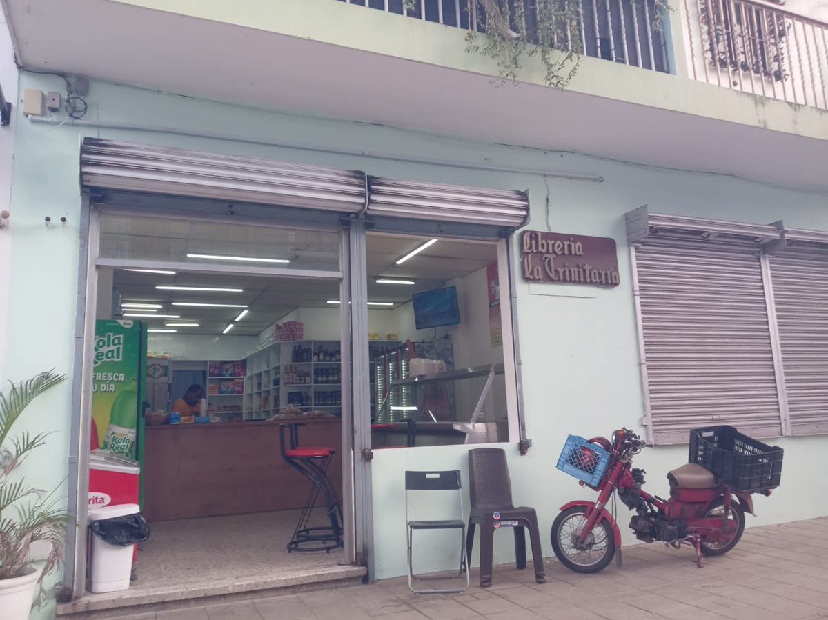 La evolución del local me parece lógica, desde el punto de vista de "la vida dominicana". Ojalá el letrero de la librería permanezca ahí, como testimonio de lo que fue. 

La foto es de <a href="/pulsarbeta/">Manuel Betances</a> 

P.D. Lalibrería La Trinitaria ahora funciona en Gascue, c/ Rodríguez Objío.